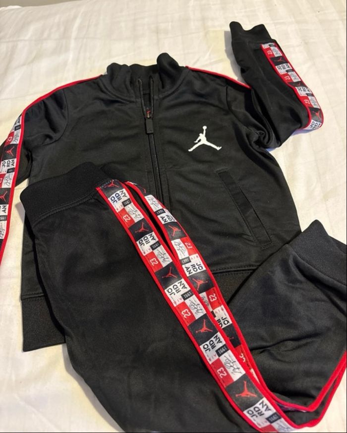Lot de 3 ensembles jogging Jordan et Adidas 18 24 mois - photo numéro 2