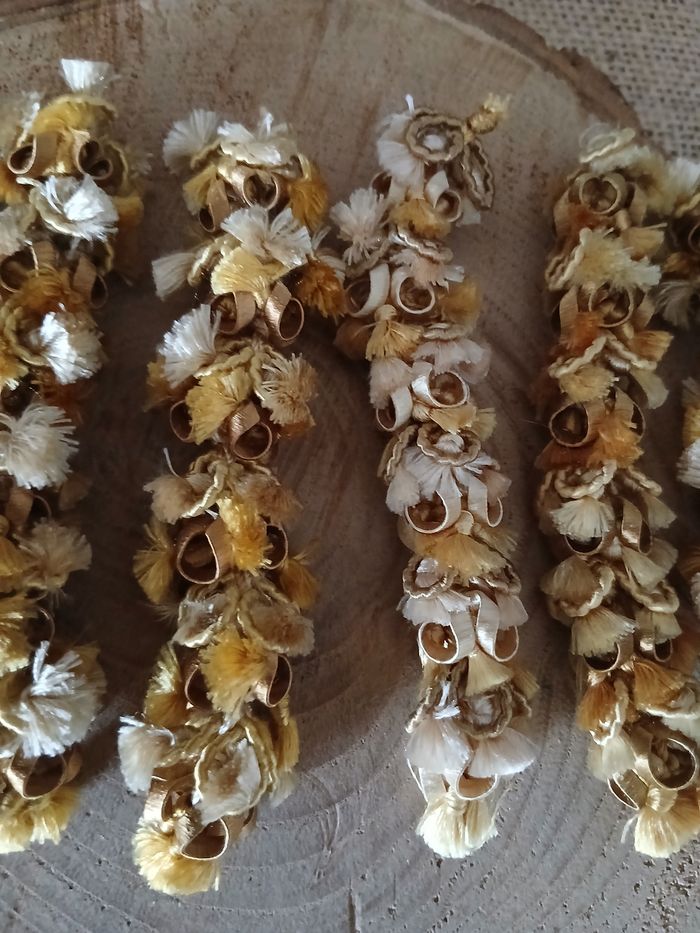 Lot de 21 pompons long guipure a coudre ou autre - photo numéro 3