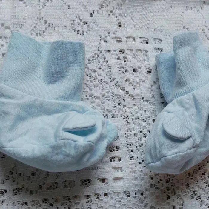 Chaussons bébé bleu clair - tout doux et confortables, en très bon état, taille naissance - photo numéro 2
