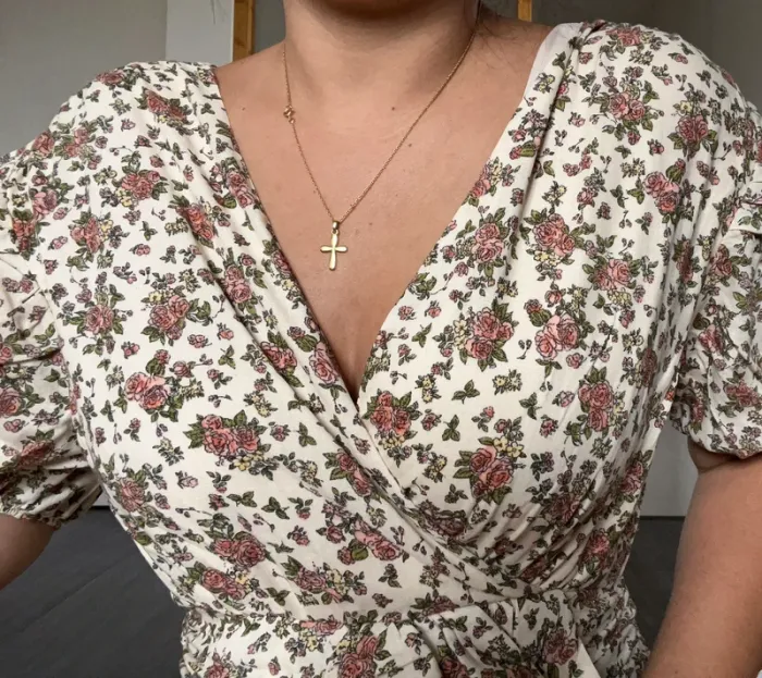 Robe beige à fleurs moulante sexy - photo numéro 2