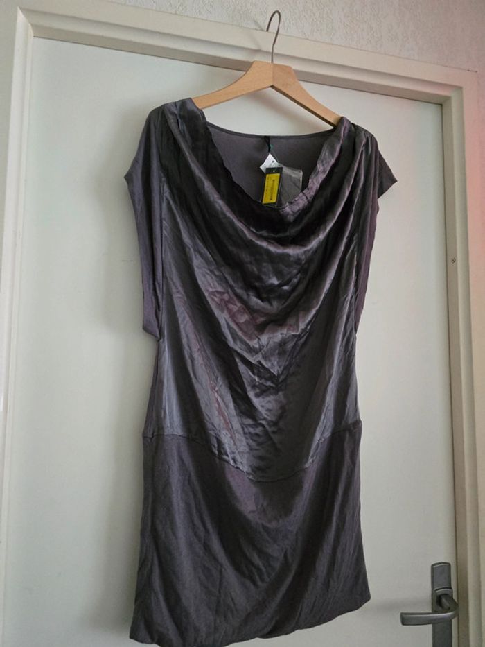 Robe fluide et légère taille M encore avec étiquette