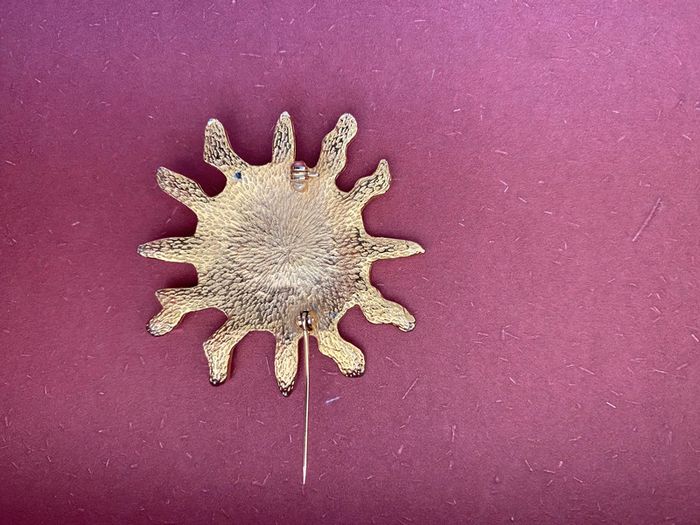 Broche vintage soleil avec visage en métal doré - photo numéro 3