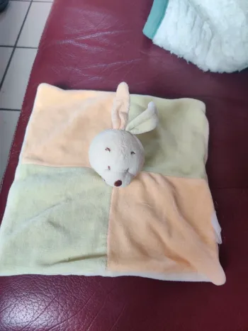 Doudou plat lapin vert jaune orange JJA