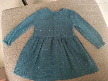 Robe verte avec points dorés