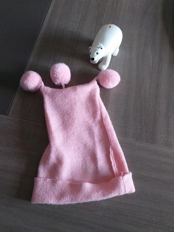 Bonnet rose avec 3 pompoms