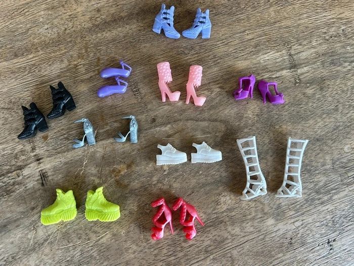 Lot de 10 paires de chaussures barbie