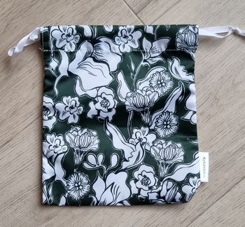 Pochette avec motifs floraux