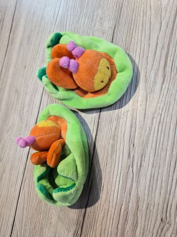 Petit chaussons souples abeille vert avec grelot, Moulin Roty