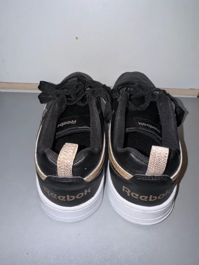 Baskets Marque Reebok pointure 35 noire et dorées - photo numéro 3