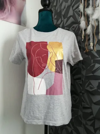 Tee shirt gris imprimé portrait femme avec fond abstrait / firefly / (S)