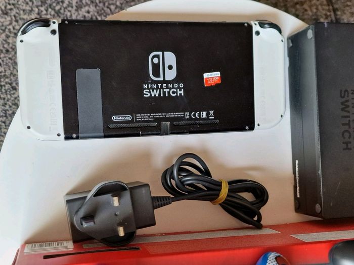 Nintendo Switch V1 + x2 jeux et carte microSD 128 Go + manette filaire Mario - photo numéro 2