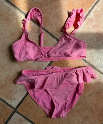 Maillot bain deux pièces rose à volants taille 8 in extenso