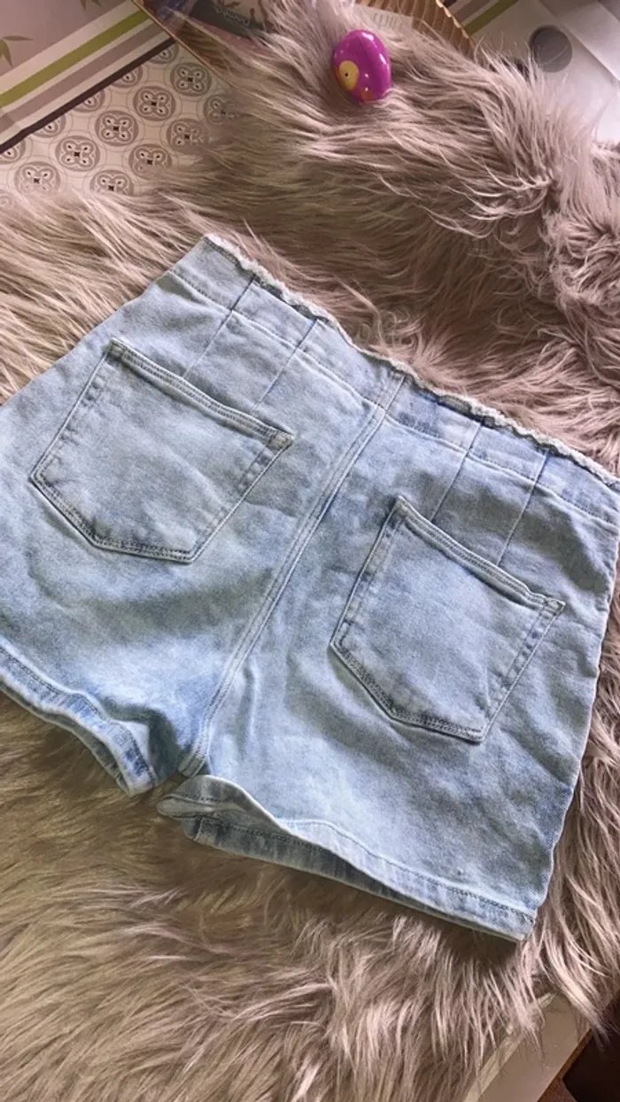 Short en jeans modèle été 2021 taille 40 - photo numéro 5