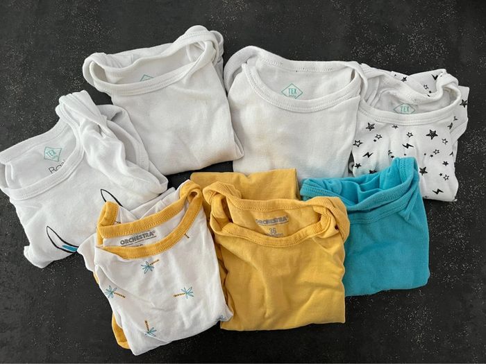 Lot de 7 bodies manches courtes taille 36 mois marque Orchestra et tex