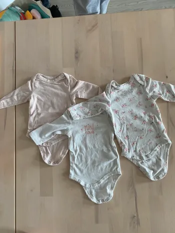 Lot 3 bodys - taille 1 mois