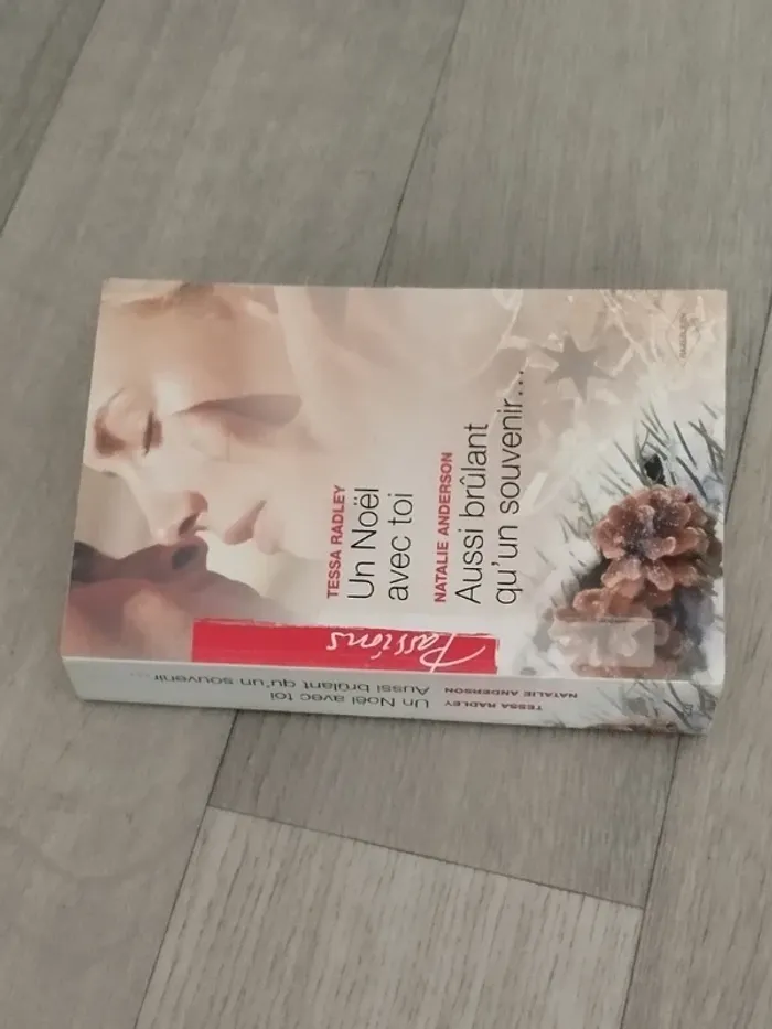 2en1 romans inédits Un noël avec toi et Aussi brûlant qu'un souvenir - photo numéro 9