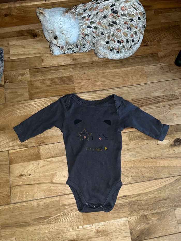 Joli body gris kiabi 3 mois très bon état