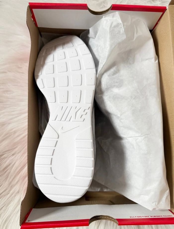 Baskets Nike Venture Runner – Taille 44.5 – noir/blanc – Neuf avec boîte - photo numéro 7
