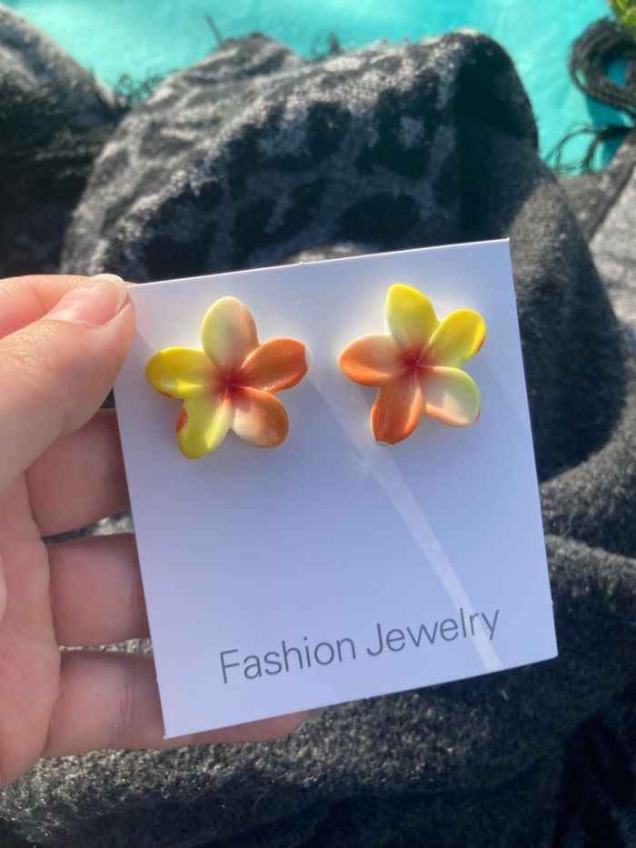 Boucles d’oreilles NEUVES pour femme forme de fleurs couleur jaune - photo numéro 6