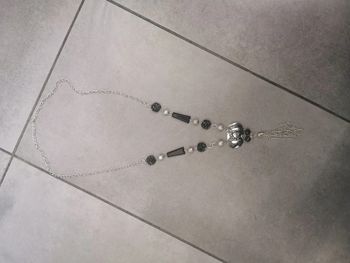 Collier noir gris