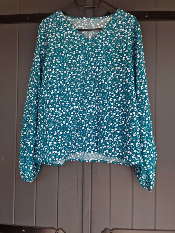 Blouse bleu canard fleurie