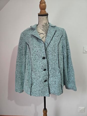Manteau Damart en laine bouclée bleu pastel – Chaleur et élégance