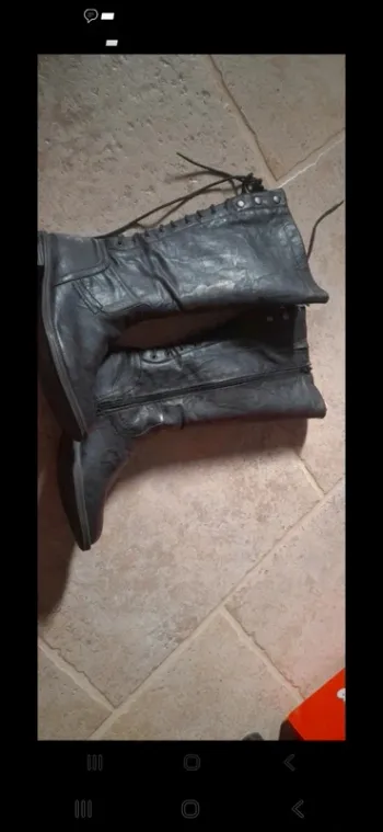 Bottes noires a lacets derrière