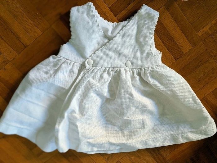 Adorable robe blanche coton piqué nid d'abeille brodé Natalys 3 mois - photo numéro 3