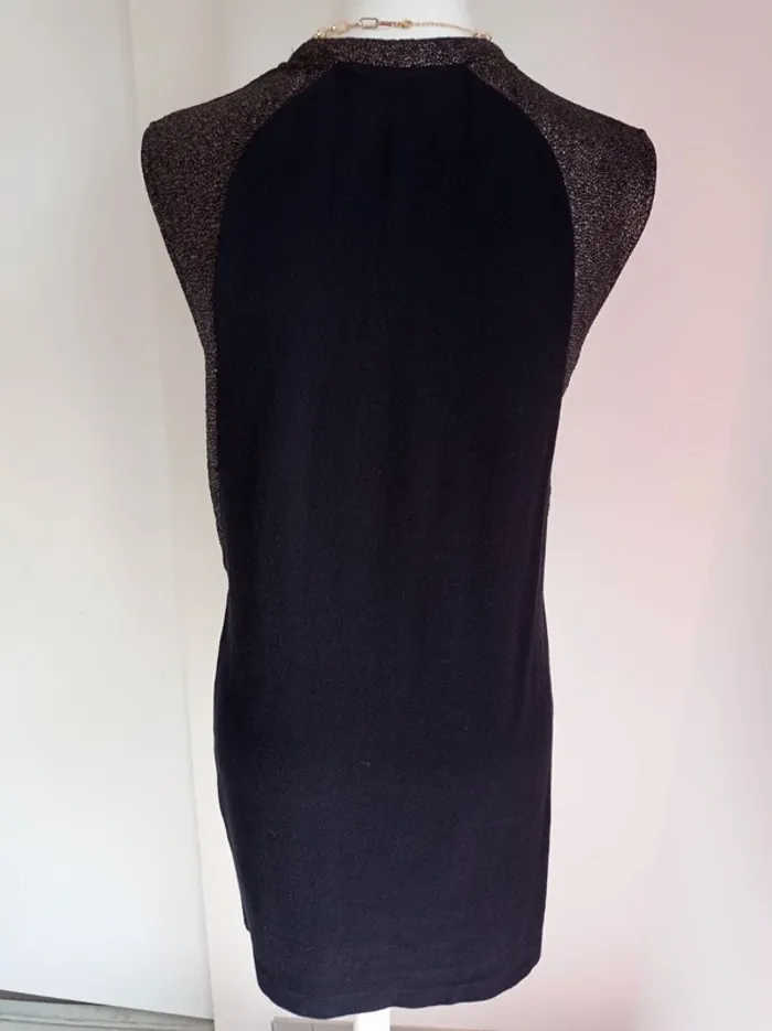 Magnifique robe noire habillée avec doré brillant col et épaules T.M Pull&Bear - photo numéro 5