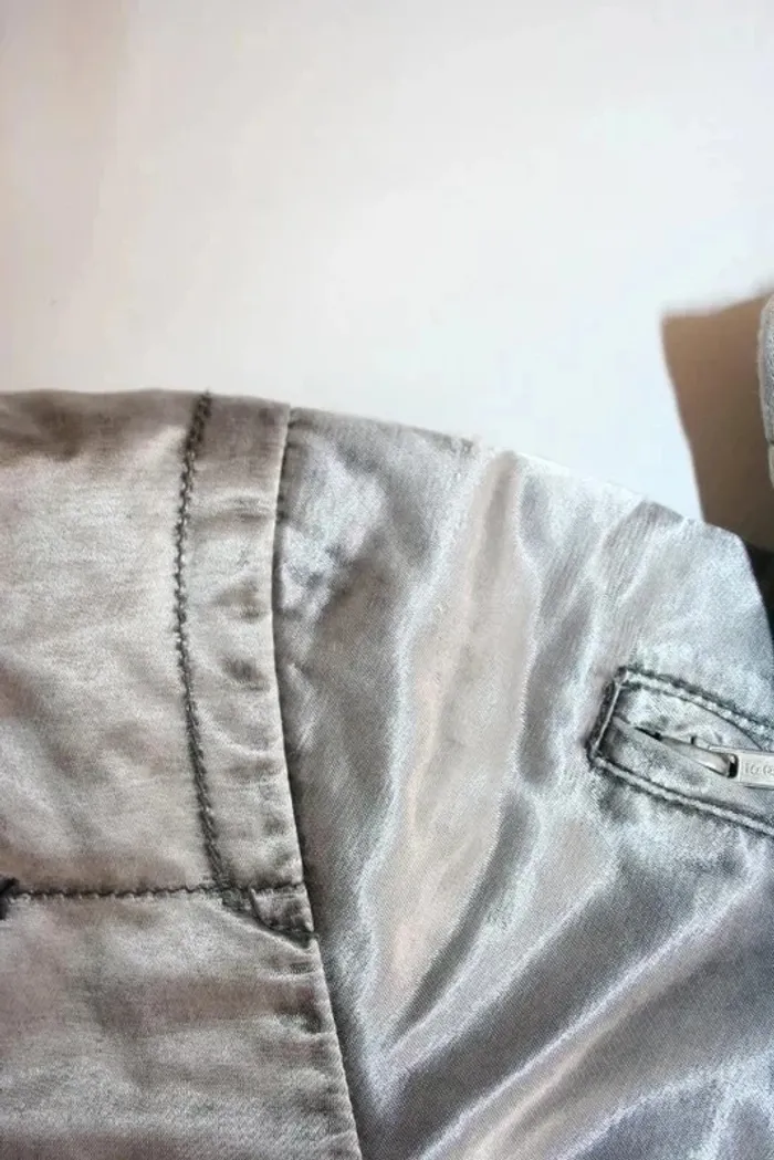 Blouson argenté chaud marque Dkny, taille 8 ans - photo numéro 4