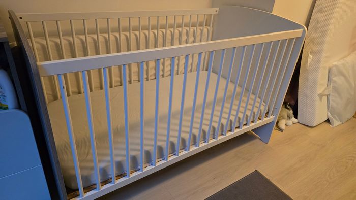 Chambre bébé/ enfant lit à barreaux + table à langer