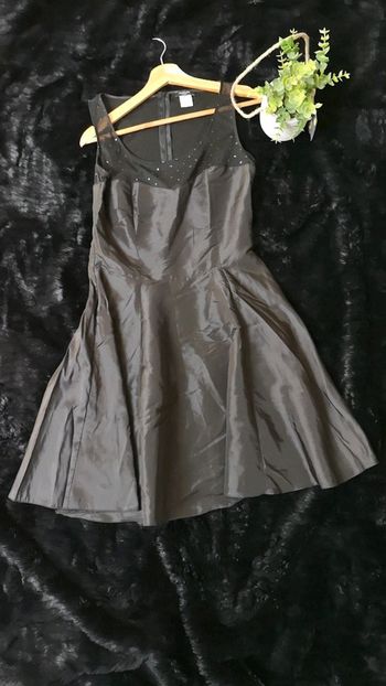 Petite robe noir col transparant à paillette