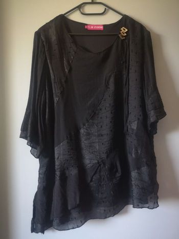 Tunique noire. C.B 2008. Taille 4. Neuve sans étiquette. 