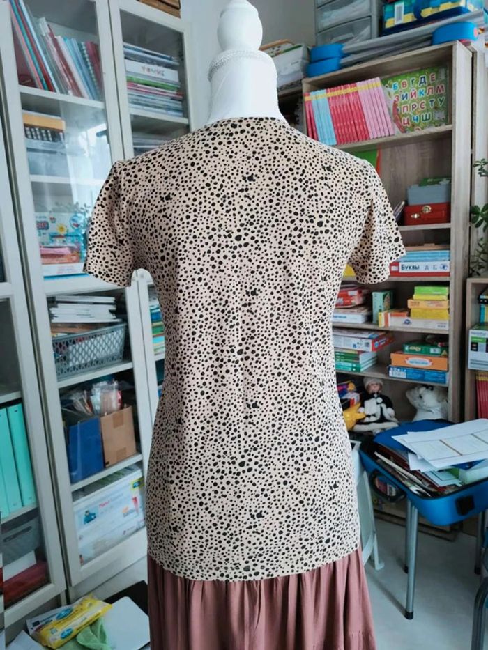 T-shirt  Stradivarius  beige imprimé pois noirs,  taille XS, allure  casual  chic - photo numéro 2