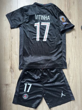 Maillot noir PSG Vitinha – Enfant 14 ans ⚫⚽️