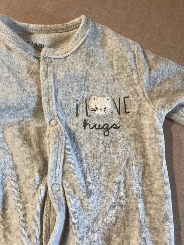 Lot de 2 pyjamas gris bébé – Kiabi – Taille 6 mois - photo numéro 2