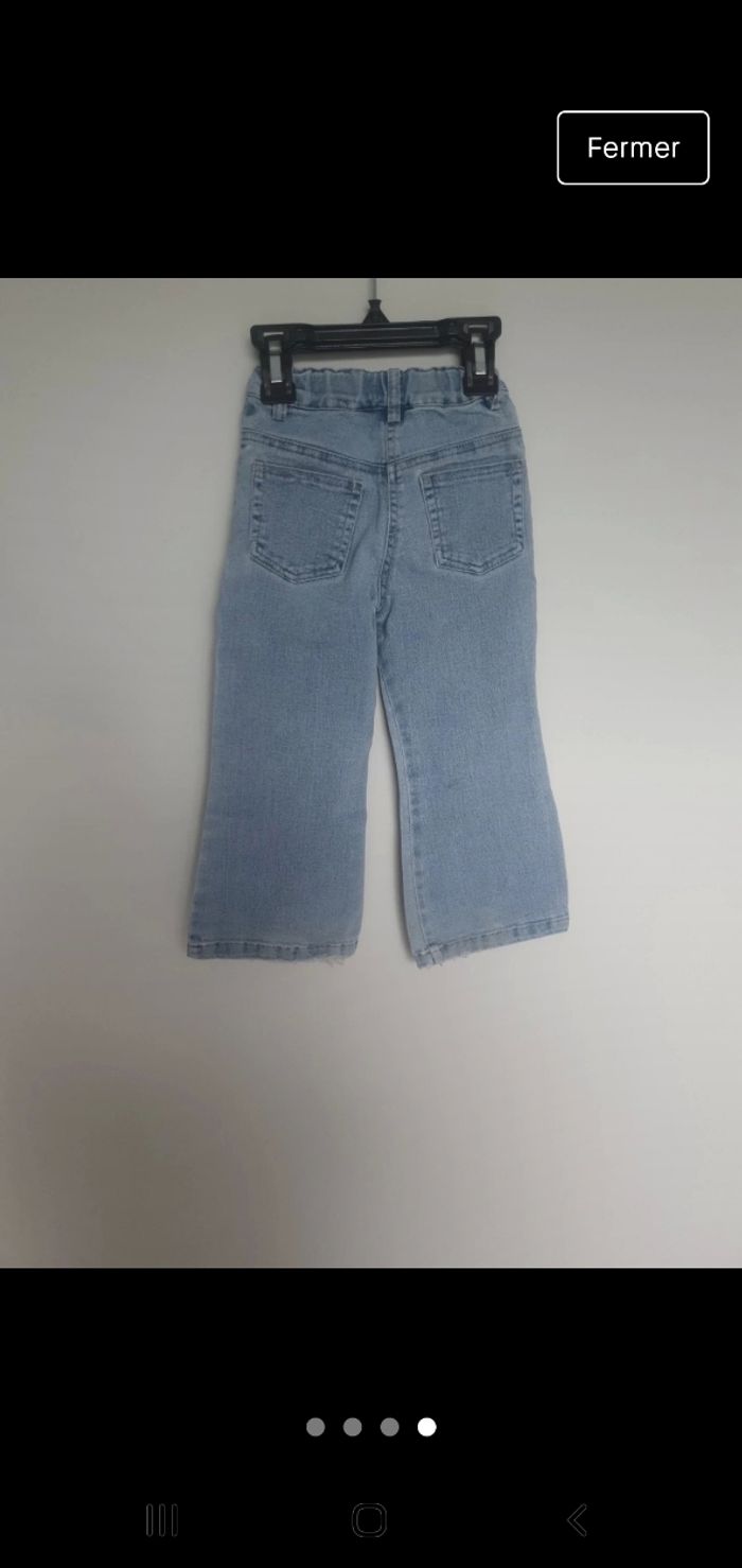 Jeans bleu clair bootcut broderie sur jambe. 2 ans - photo numéro 4