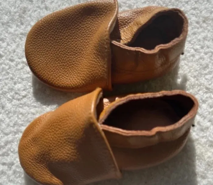 Chaussons bébé 12-18 mois en simili cuir, en bon état. - photo numéro 7