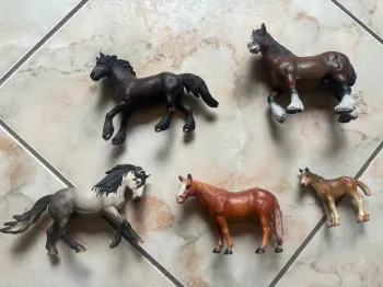 Lot 5 Figurines chevaux Schleich