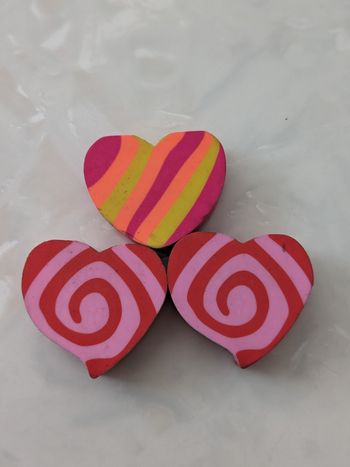 Lot de 3 gommes forme de cœur colorés.