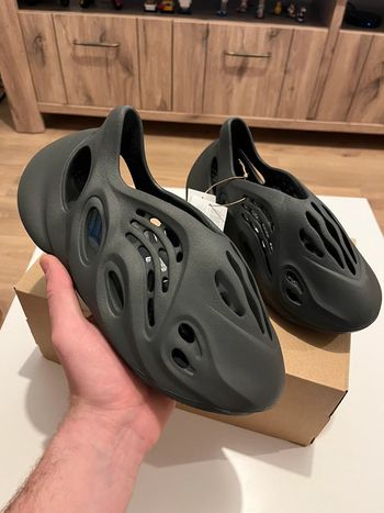 Yeezy foam Carbon