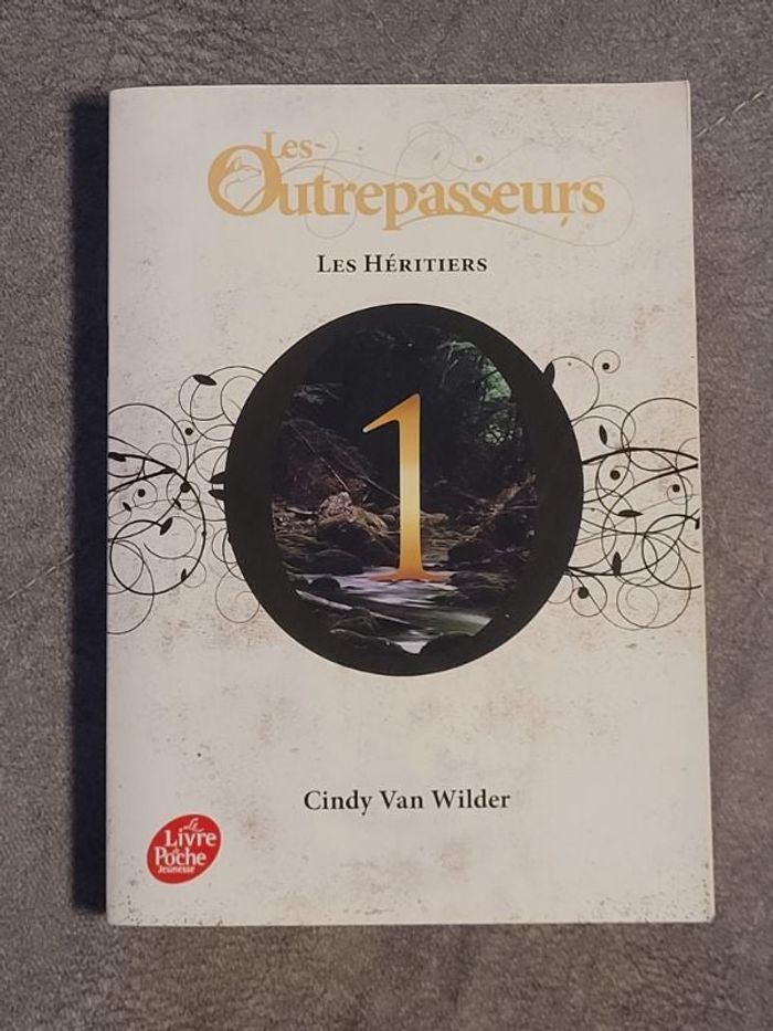 Les Outrepasseurs - Tome 1 Les héritiers Par Cindy Van Wilder