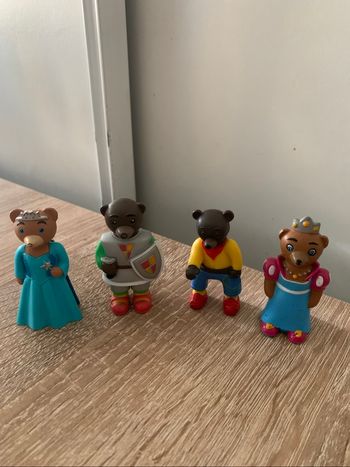 4 figurines petit ours brun princesse, chevalier, cow boy