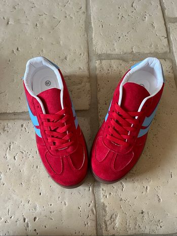 Baskets rouges