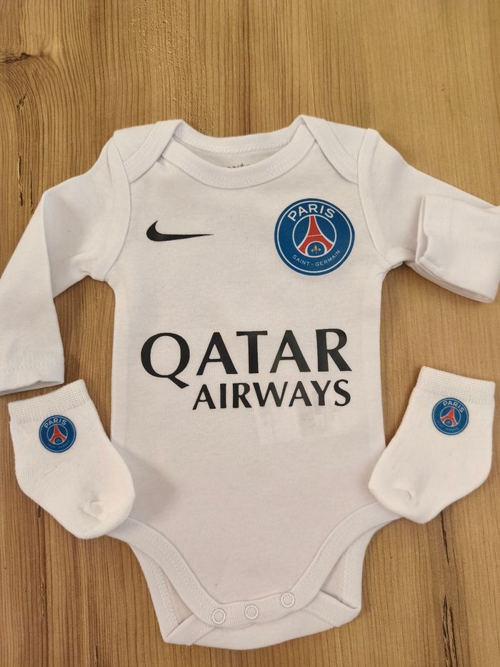 Ensemble bodie et chaussettes bébé foot cadeau de naissance paris psg