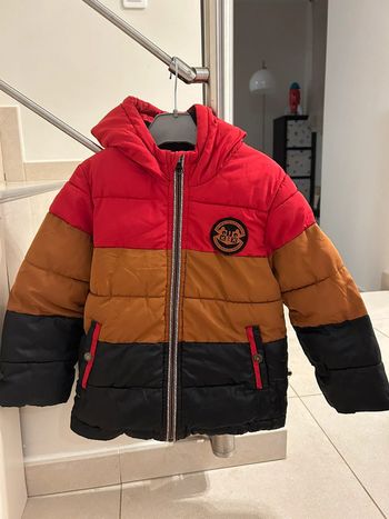 Doudoune à capuche Catimini rouge, beige et noire 4 ans