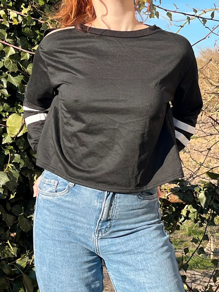 Sweat crop manches longues épaules dénudées - noir et bandes en blanc - photo numéro 7