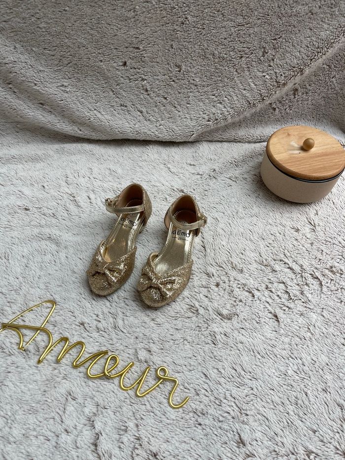 Chaussure de princesse à paillette doré - Gemo Taille 26 - photo numéro 2