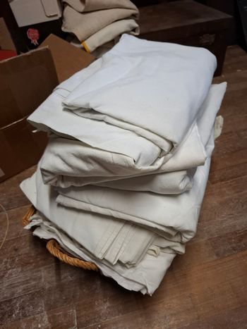 Lot de 10 grands draps ancien de très bonne qualité vendus en l'état 