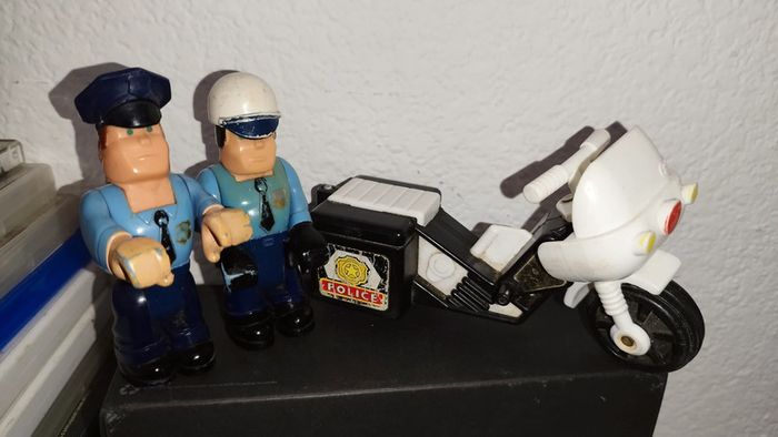 Figurine 1981 Fisher Price Police Motorcycle Officer Figures Husky Helper rare